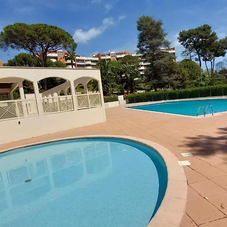 Apartment Avec Terrasse, Jardin Privatif Et Piscine A