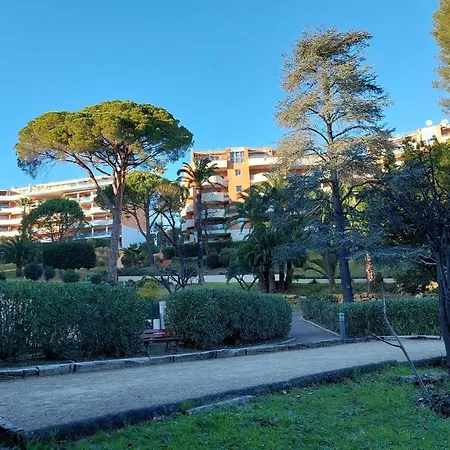 Avec Terrasse, Jardin Privatif Et Piscine A * Cannes