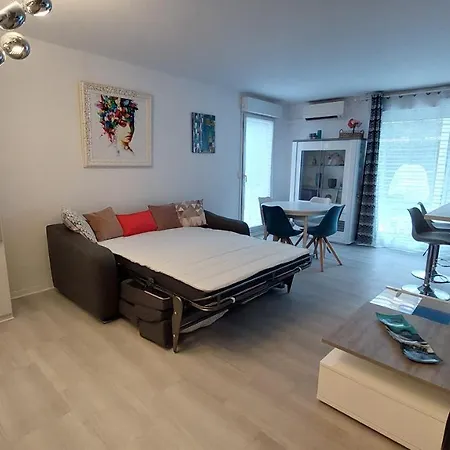 Avec Terrasse, Jardin Privatif Et Piscine A Apartment