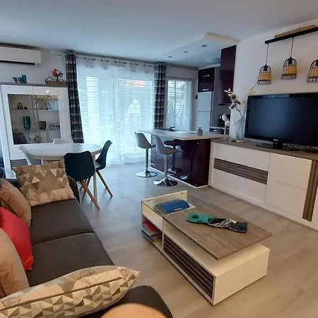 Avec Terrasse, Jardin Privatif Et Piscine A Apartment Cannes
