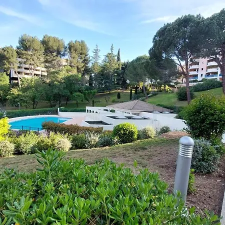 Apartment Avec Terrasse, Jardin Privatif Et Piscine A