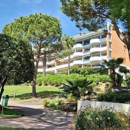 Avec Terrasse, Jardin Privatif Et Piscine A