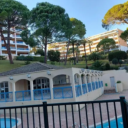 Avec Terrasse, Jardin Privatif Et Piscine A Apartment