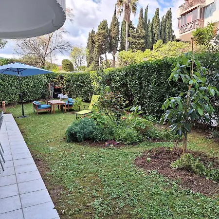 Avec Terrasse, Jardin Privatif Et Piscine A Apartment *