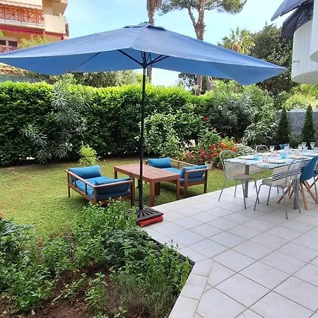 Apartment Avec Terrasse, Jardin Privatif Et Piscine A Cannes