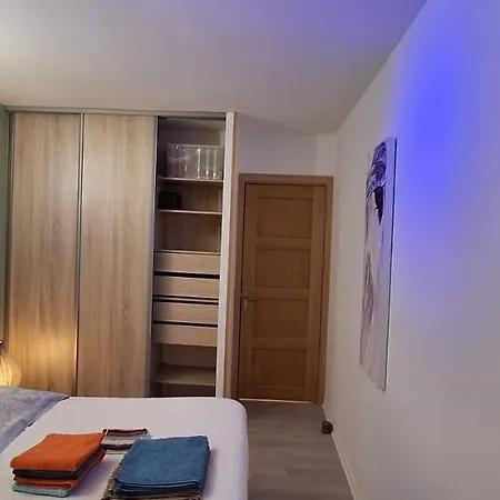 Apartment Avec Terrasse, Jardin Privatif Et Piscine A