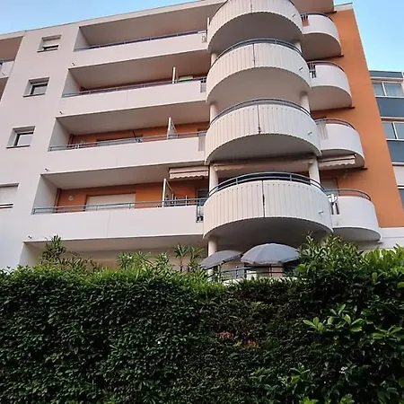 Avec Terrasse, Jardin Privatif Et Piscine A Apartment *