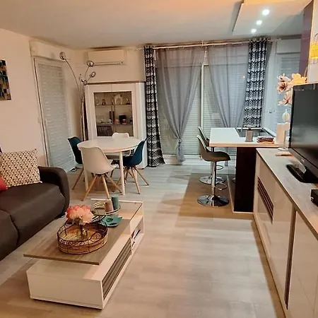 Avec Terrasse, Jardin Privatif Et Piscine A Apartment *