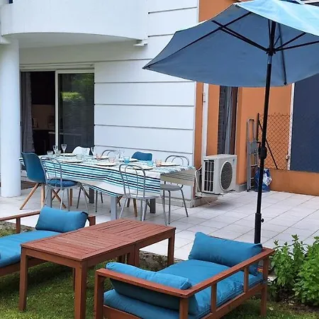 Avec Terrasse, Jardin Privatif Et Piscine A * Cannes