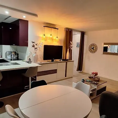 Avec Terrasse, Jardin Privatif Et Piscine A Apartment *