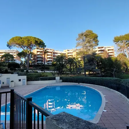 Avec Terrasse, Jardin Privatif Et Piscine A