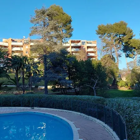 Avec Terrasse, Jardin Privatif Et Piscine A * Cannes